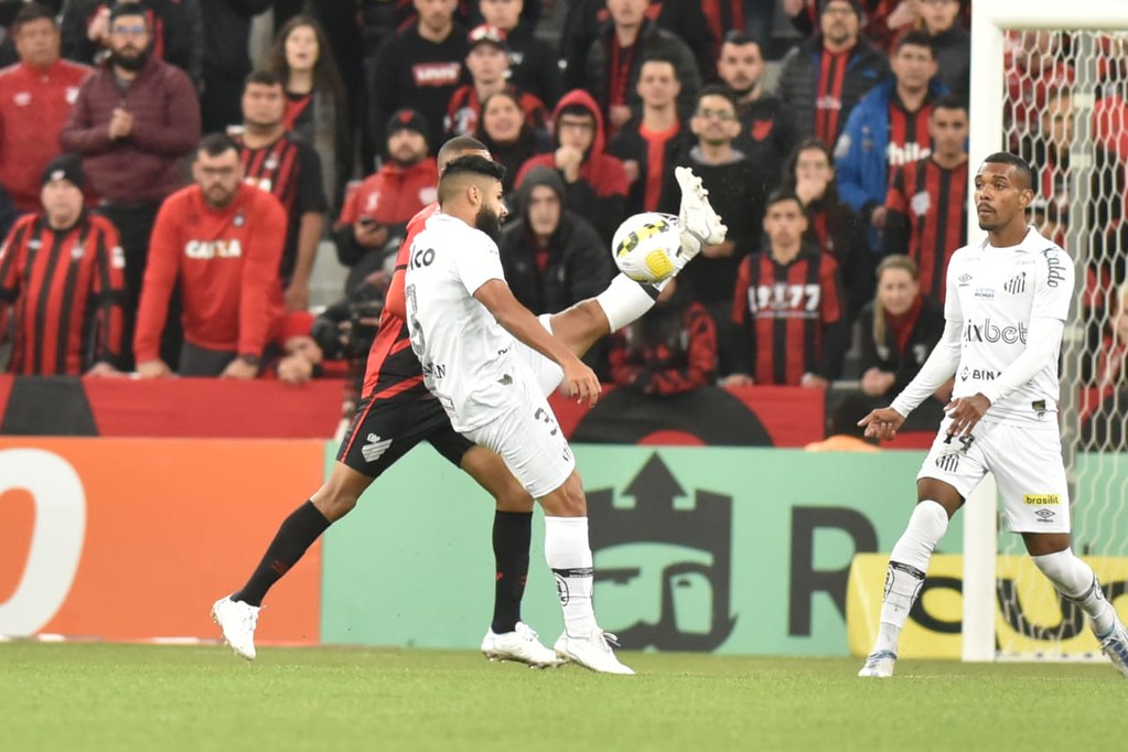 SANTOS FICA NO 2 A 2 NA ARENA DA BAIXADA!