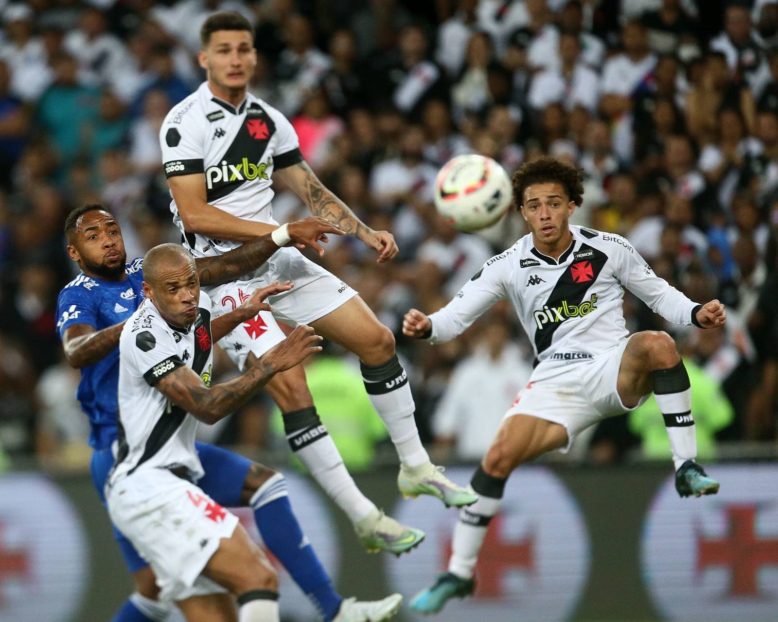 VASCO VENCE O CRUZEIRO POR 1 A 0