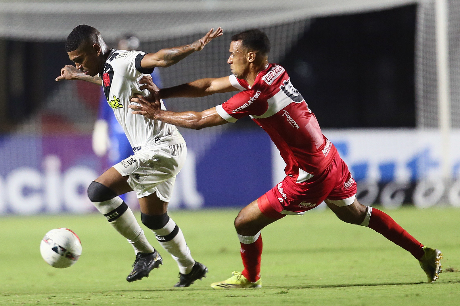 VASCO VENCE O CRB POR 4 A 0