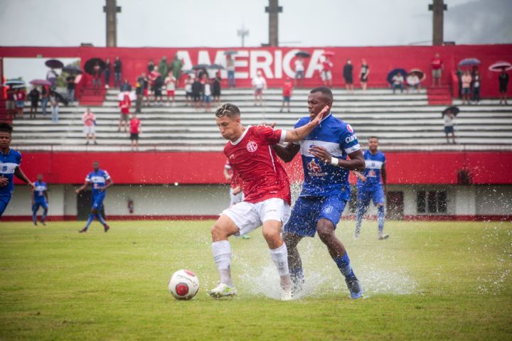 OLARIA VENCE POR 2 A 1 O MEQUINHA