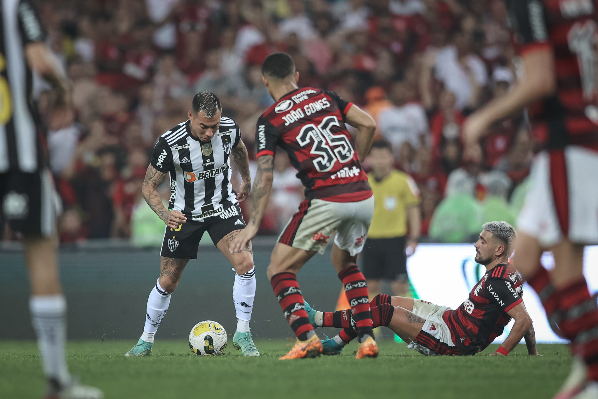 FLA VENCE E AVANÇA NA COPA DO BRASIL