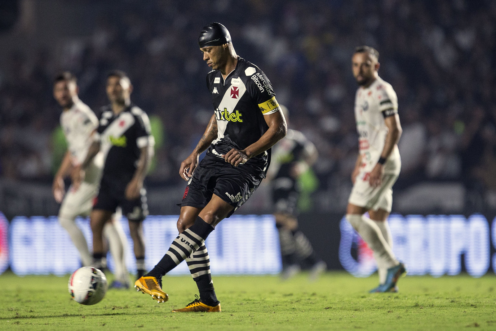 VASCO VENCE POR 3 A 0 EM CASA