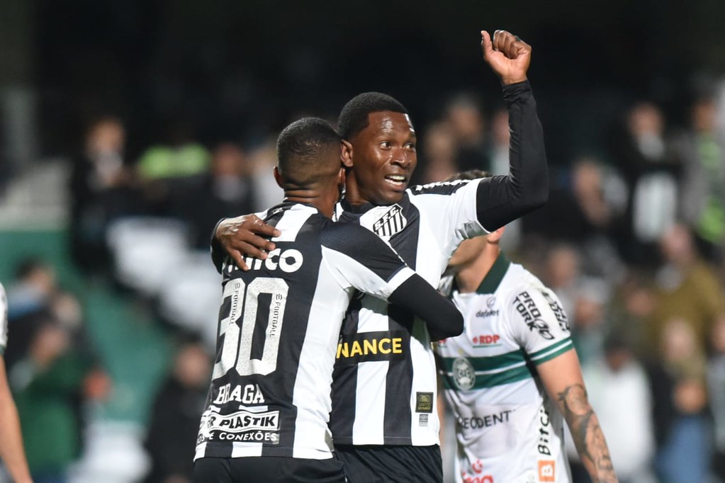 SANTOS VENCE O CORITIBA POR 2 A 1