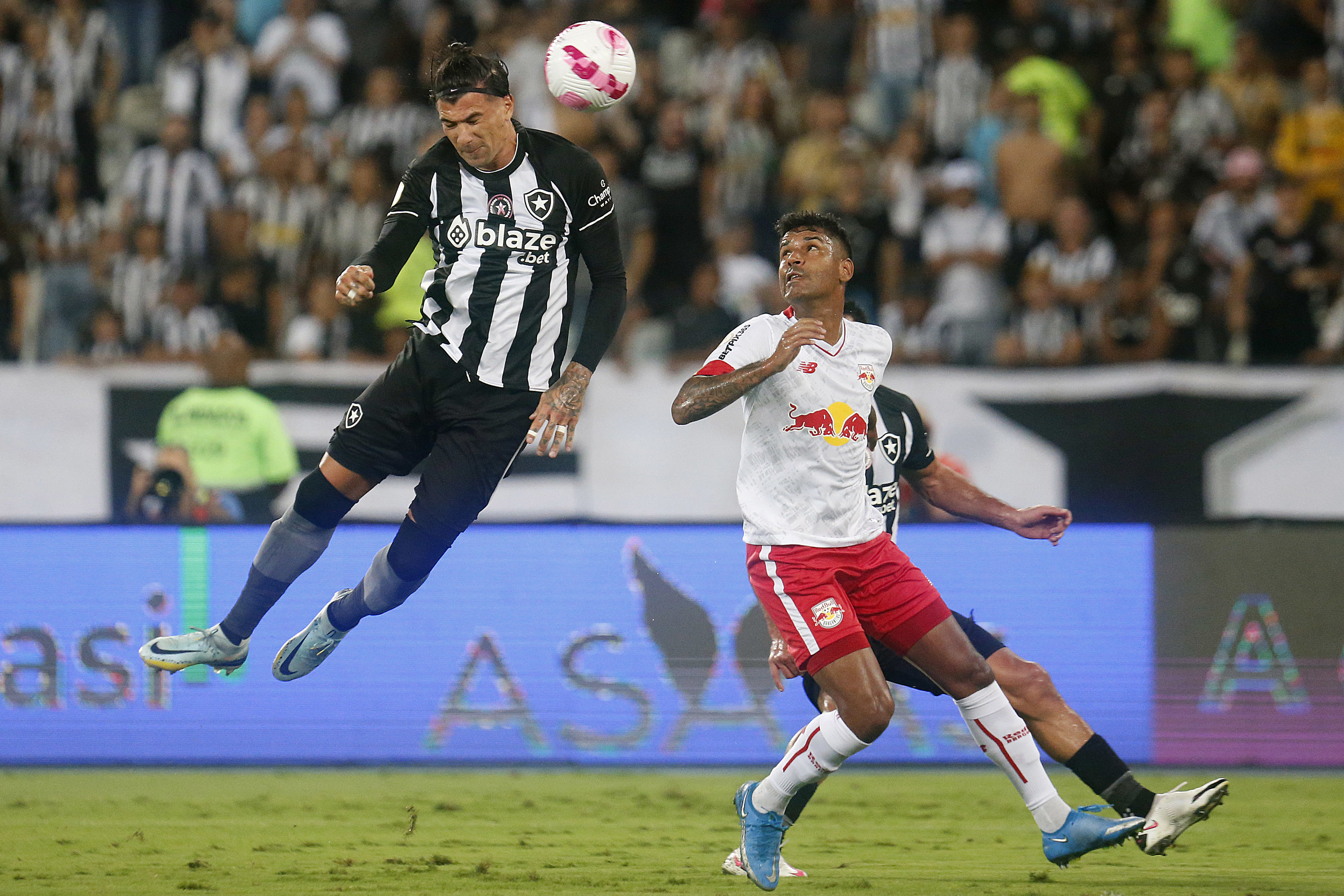 BOTAFOGO VENCE O BRAGANTINO POR 2 A 1