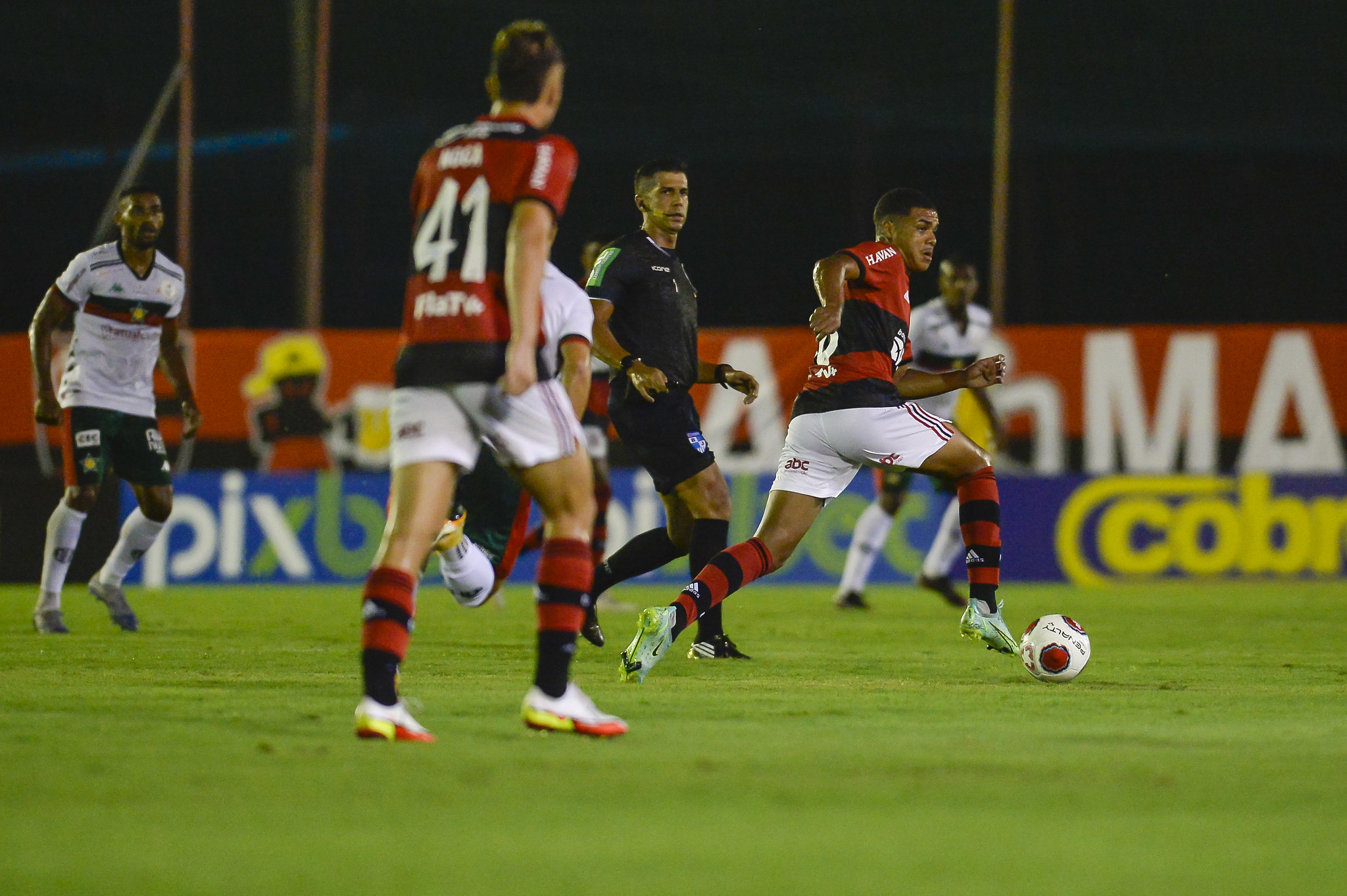 MENGÃO ESTREIA COM VITÓRIA