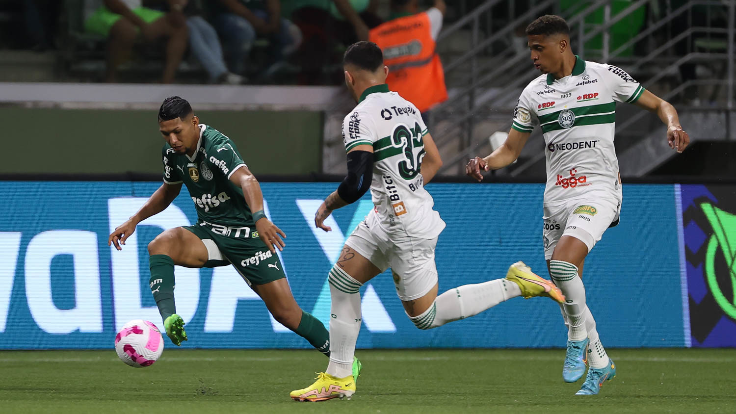 PALMEIRAS VENCE E ABRE 12 PONTOS DE VANTAGEM