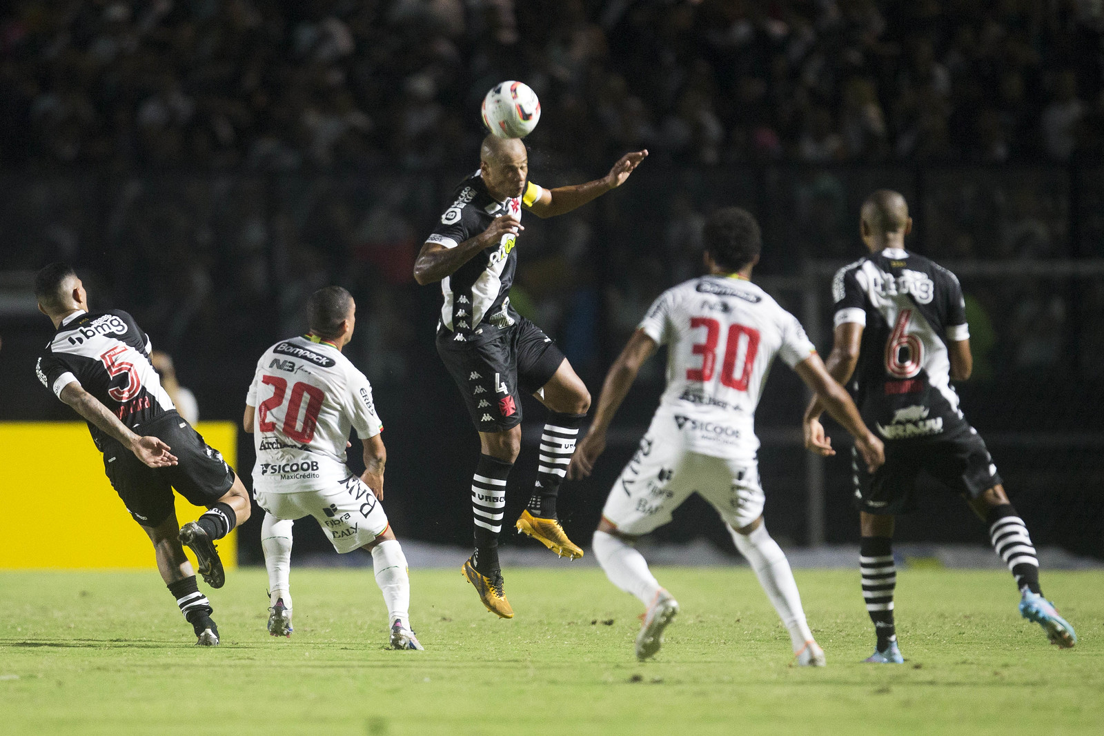 VASCO VENCE O BRUSQUE POR 2 A 0