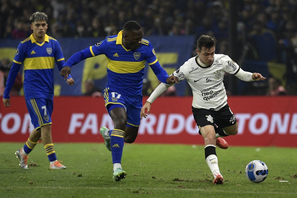 CORINTHIANS VENCE E AVANÇA NA LIBERTADORES