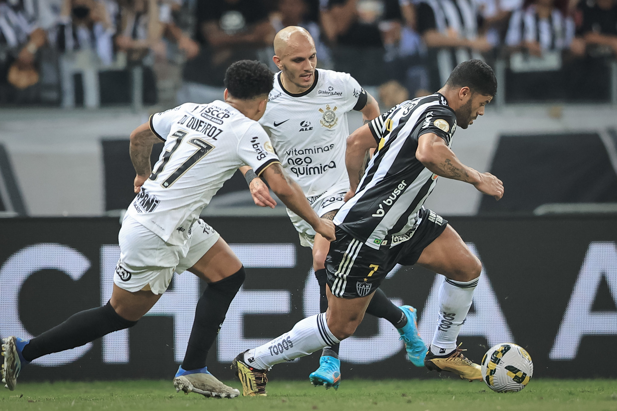 CORINTHIANS VENCE O GALO DE VIRADA!