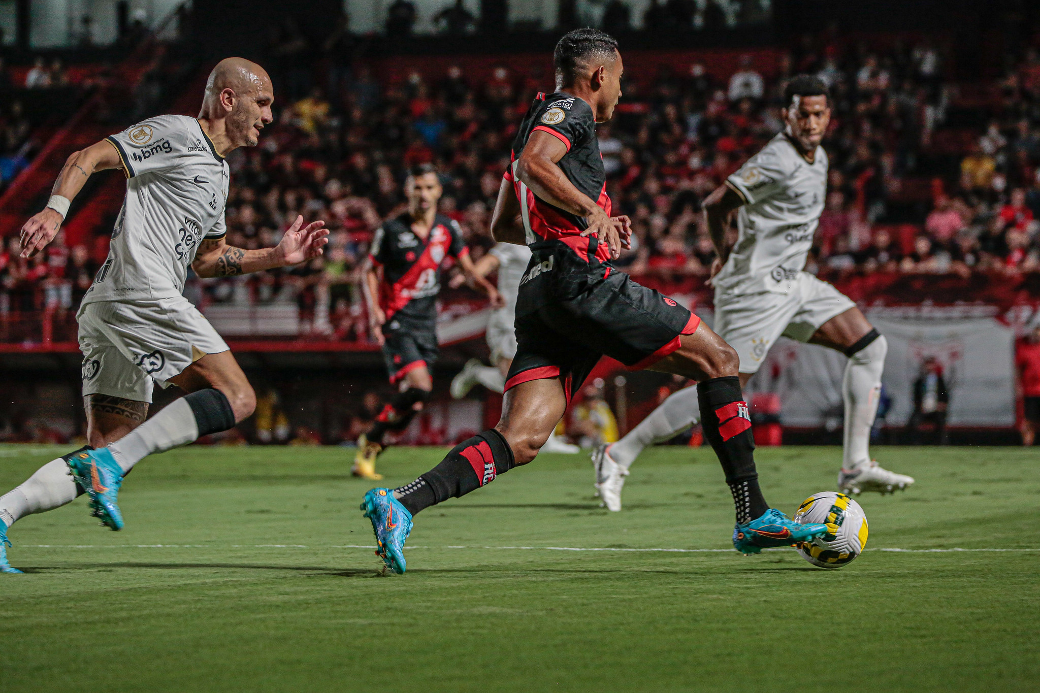 CORINTHIANS VENCE  POR 1 a 0