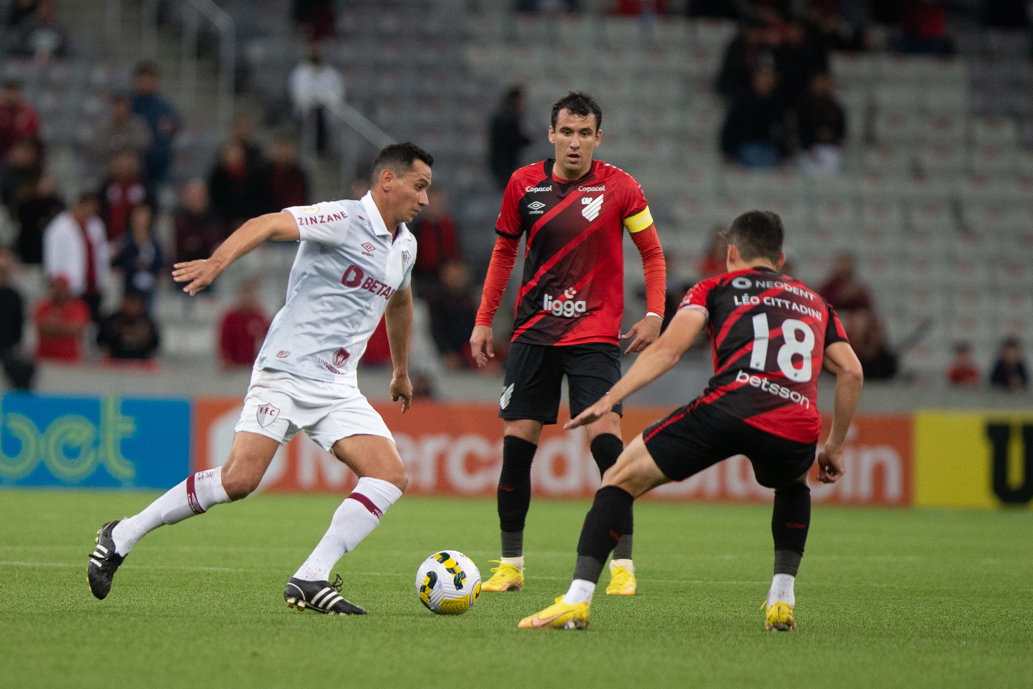 FLU PERDE NA ARENA DA BAIXADA