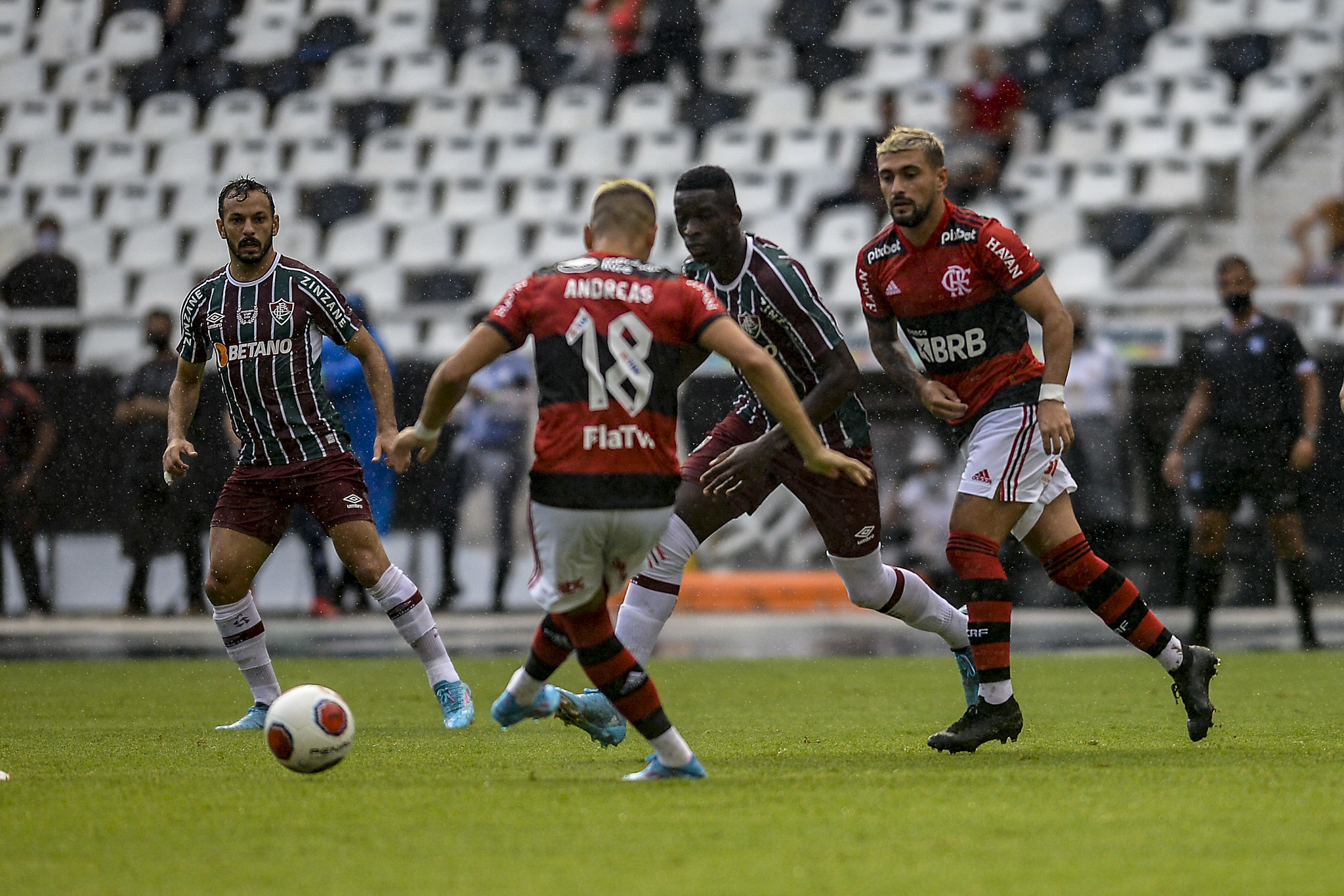 FLU VENCE O CLÁSSIO CONTRA O FLAMENGO