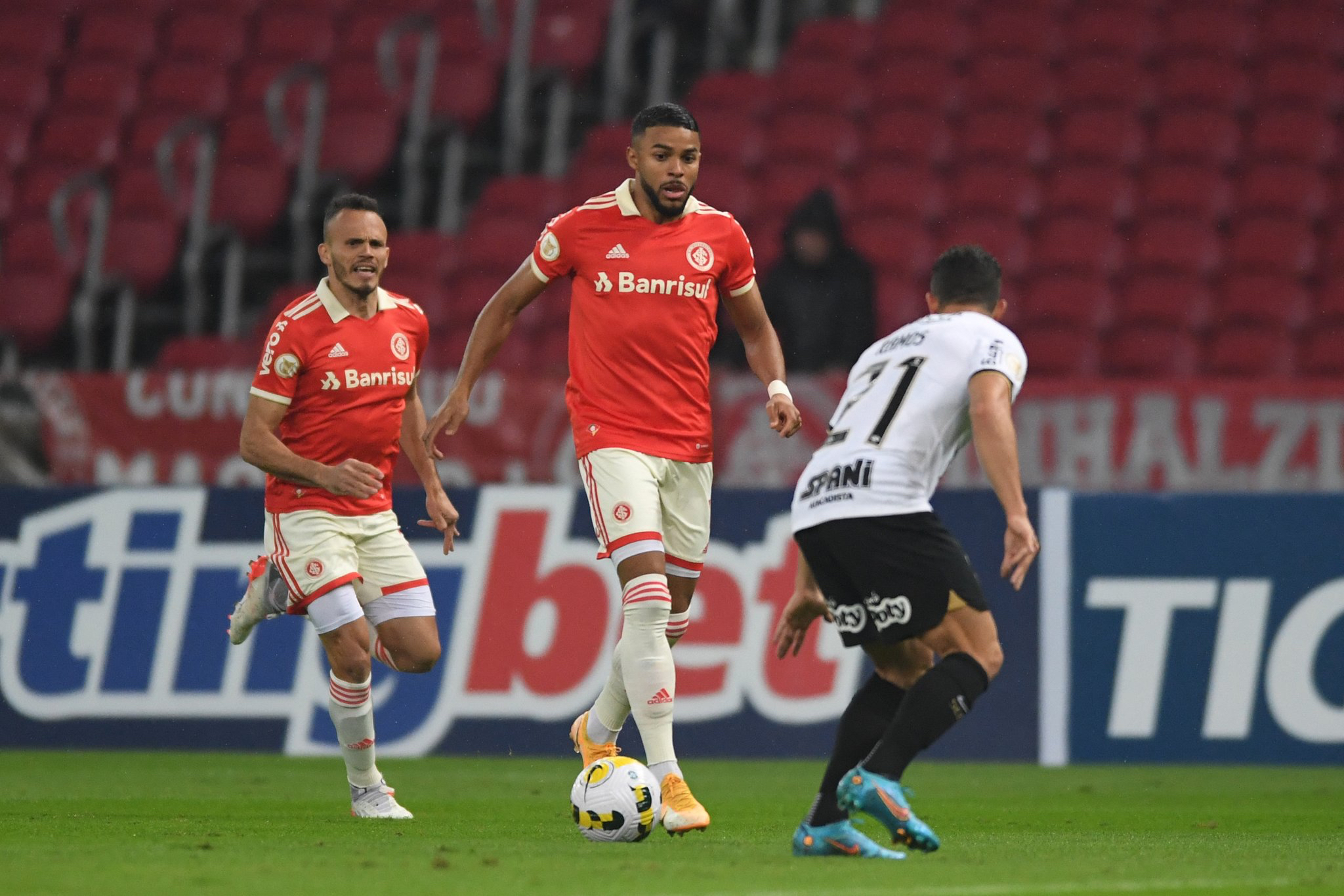 CORINTHIANS EMPATA NO BEIRA RIO EM 2 A 2 COM O INTER