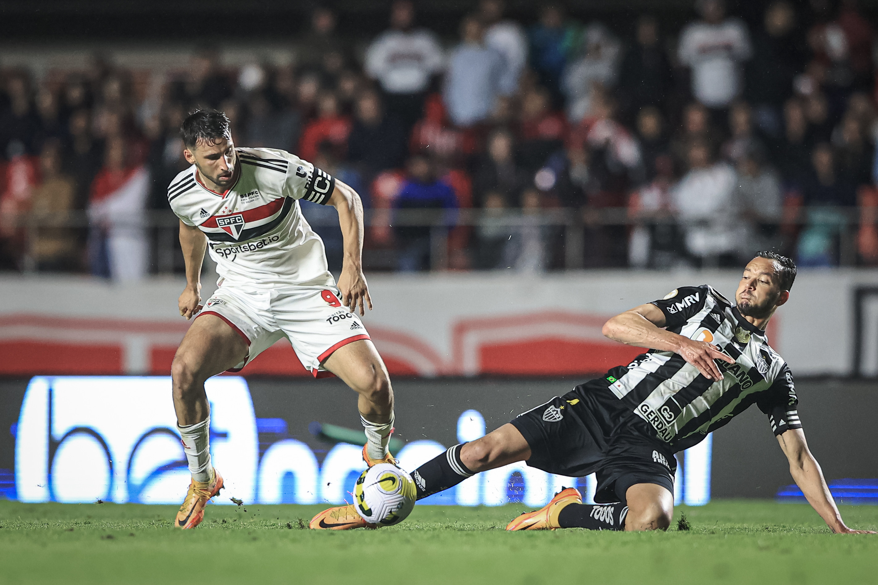 SP FICA NO 2 A 2 COM GALO NO MORUMBI