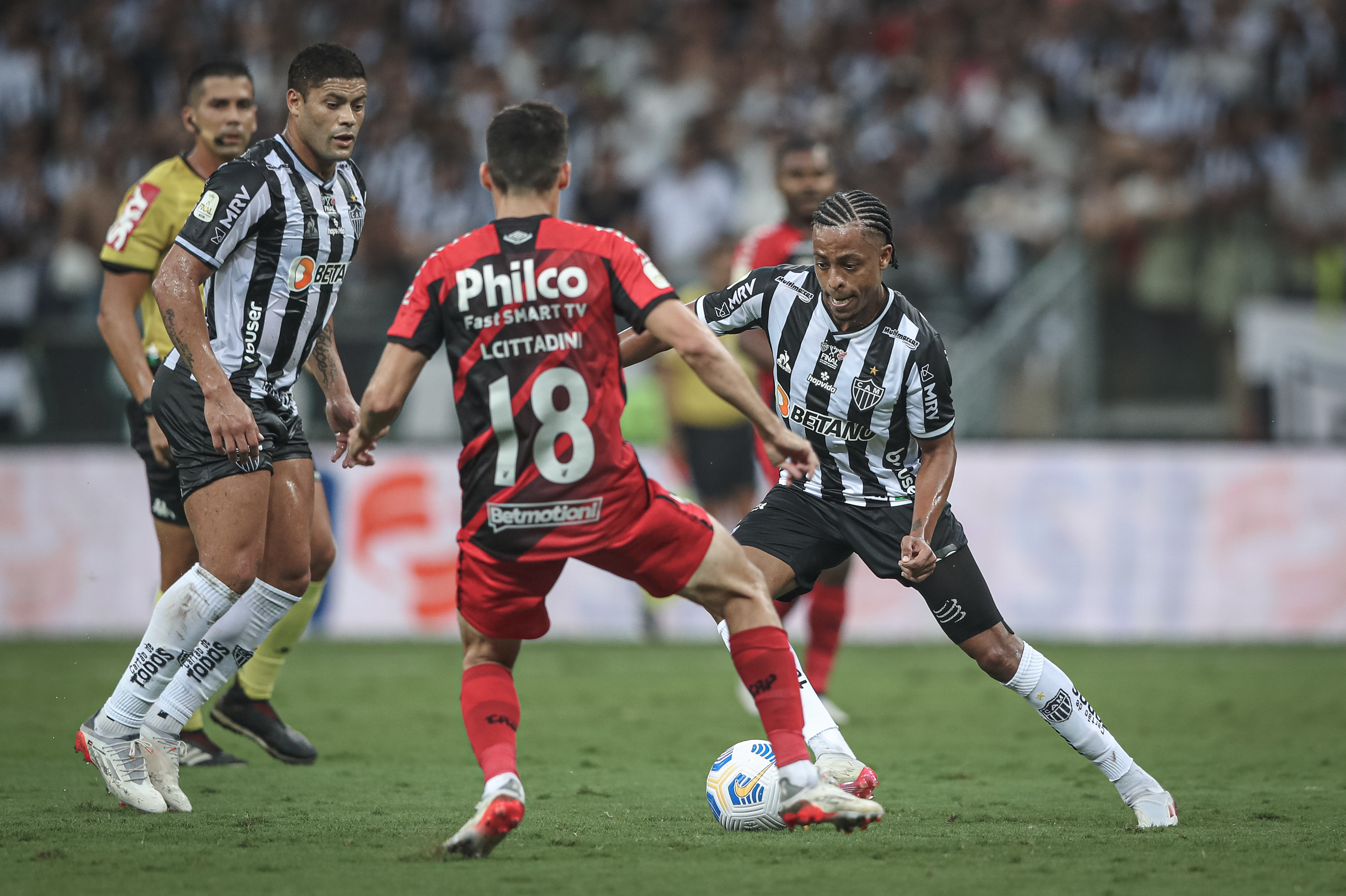 ATLÉTICO – MG GOLEIA O FURACÃO NO MINEIRÃO