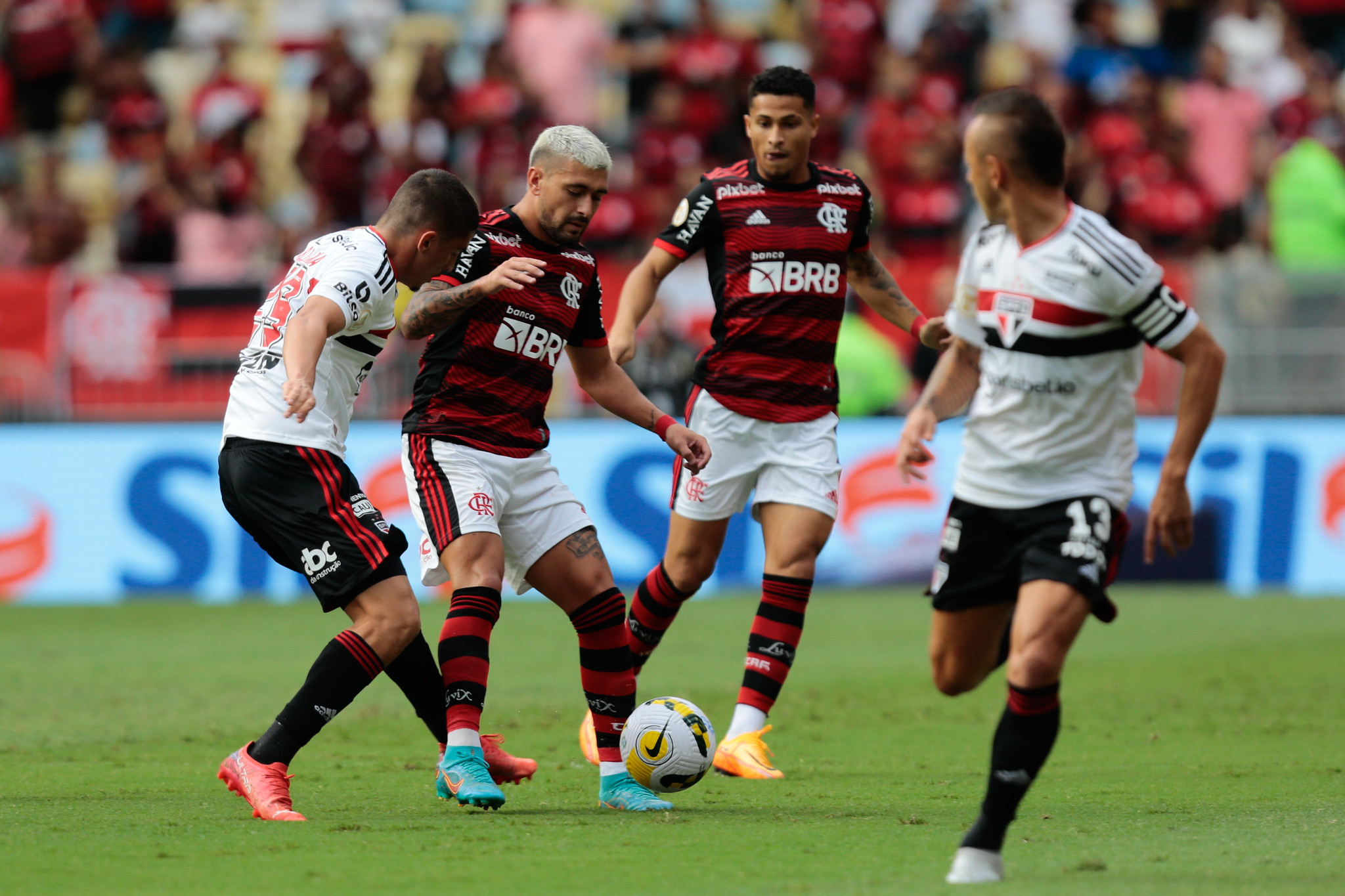 FLA VENCE O TRICOLOR POR 3 A 1 NO MARACA!