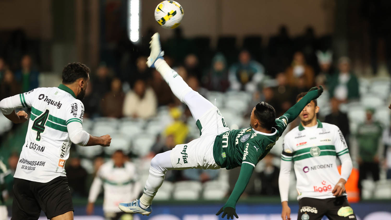 PALMEIRAS VENCE O COXA BRANCA POR 2 A 0 NO COUTO PEREIRA