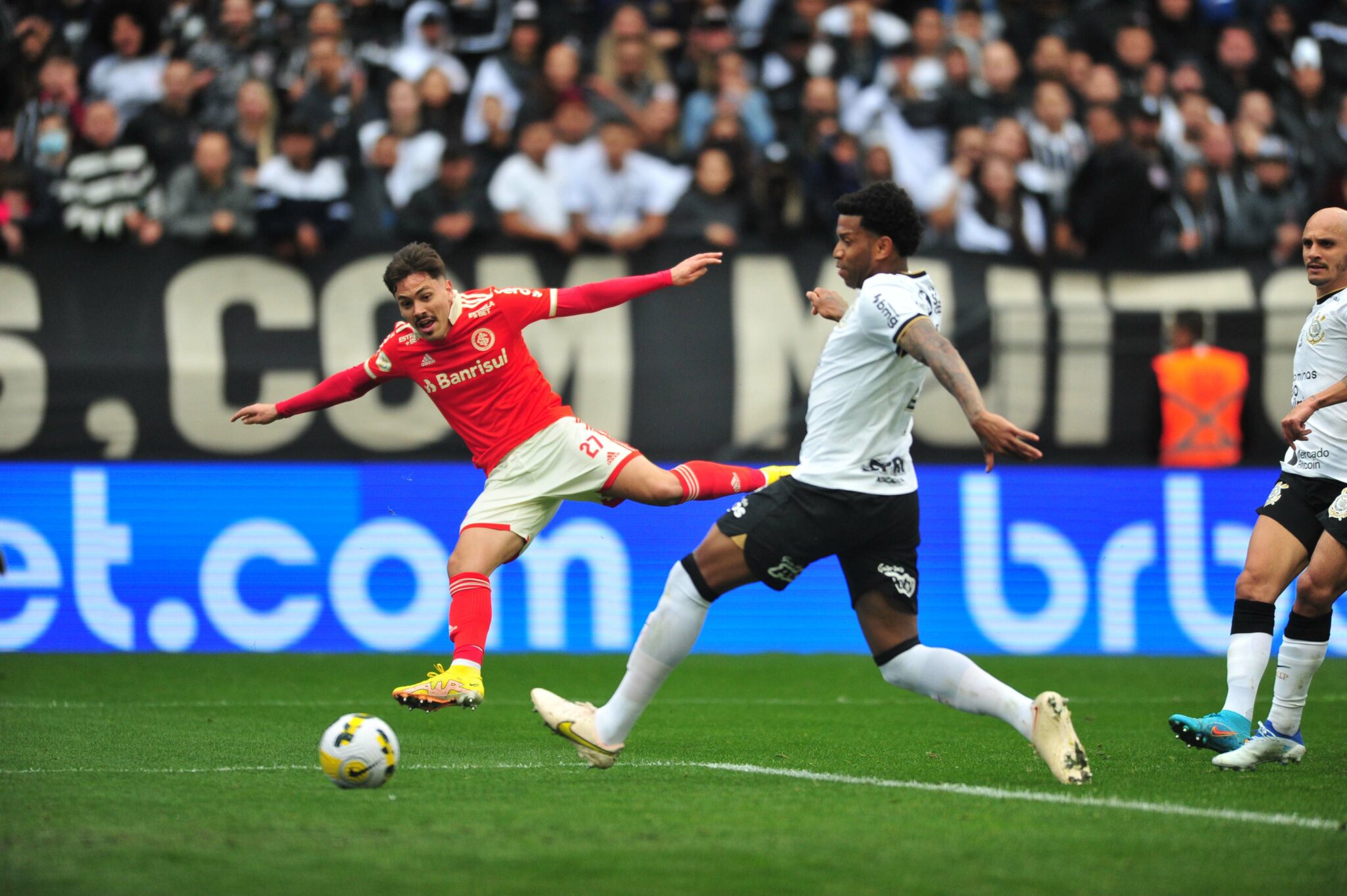 CORINTHIANS E INTERNACIONAL FICAM NO 2 A 2 EM SP