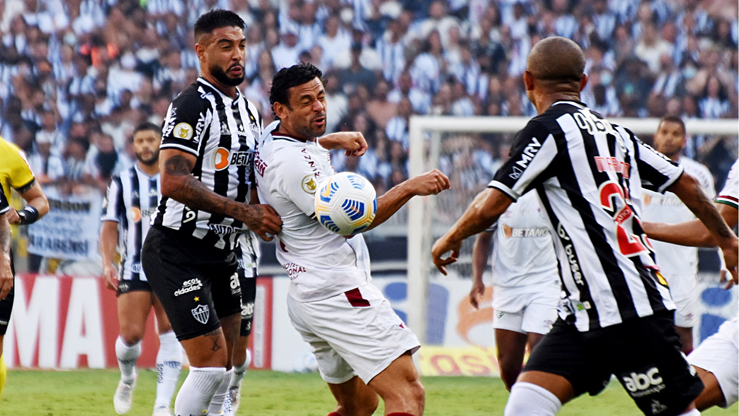 FLU PERDE E DEIXA O GALO PERTO DE SER CAMPEÃO DO BRASILEIRÃO