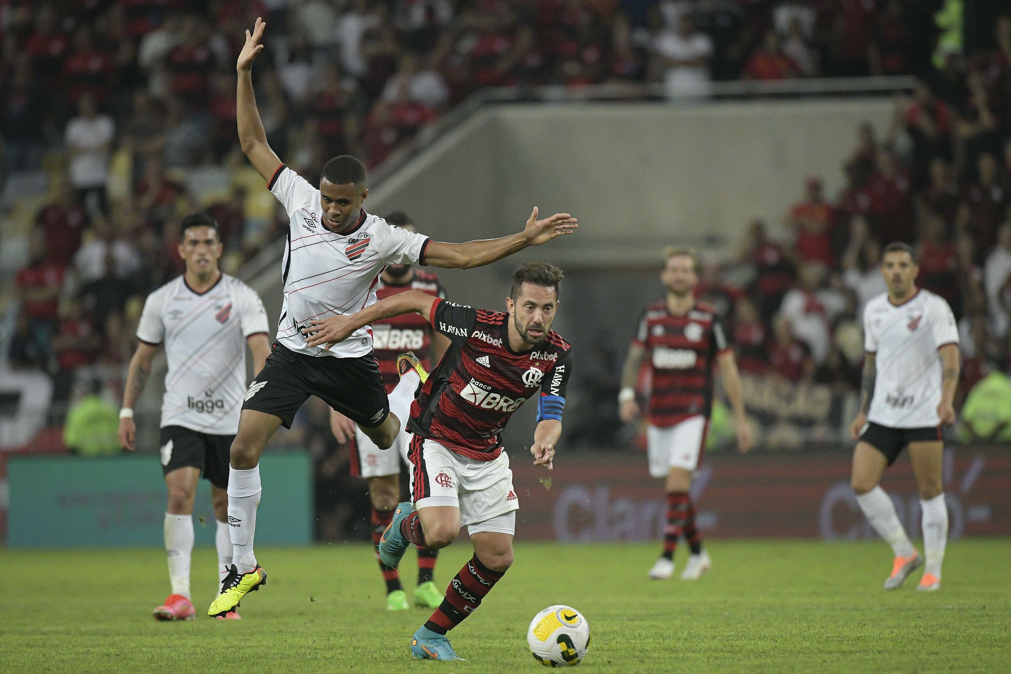 FLAMENGO E ATHELETICO - PR FICAM NO 0 A 0